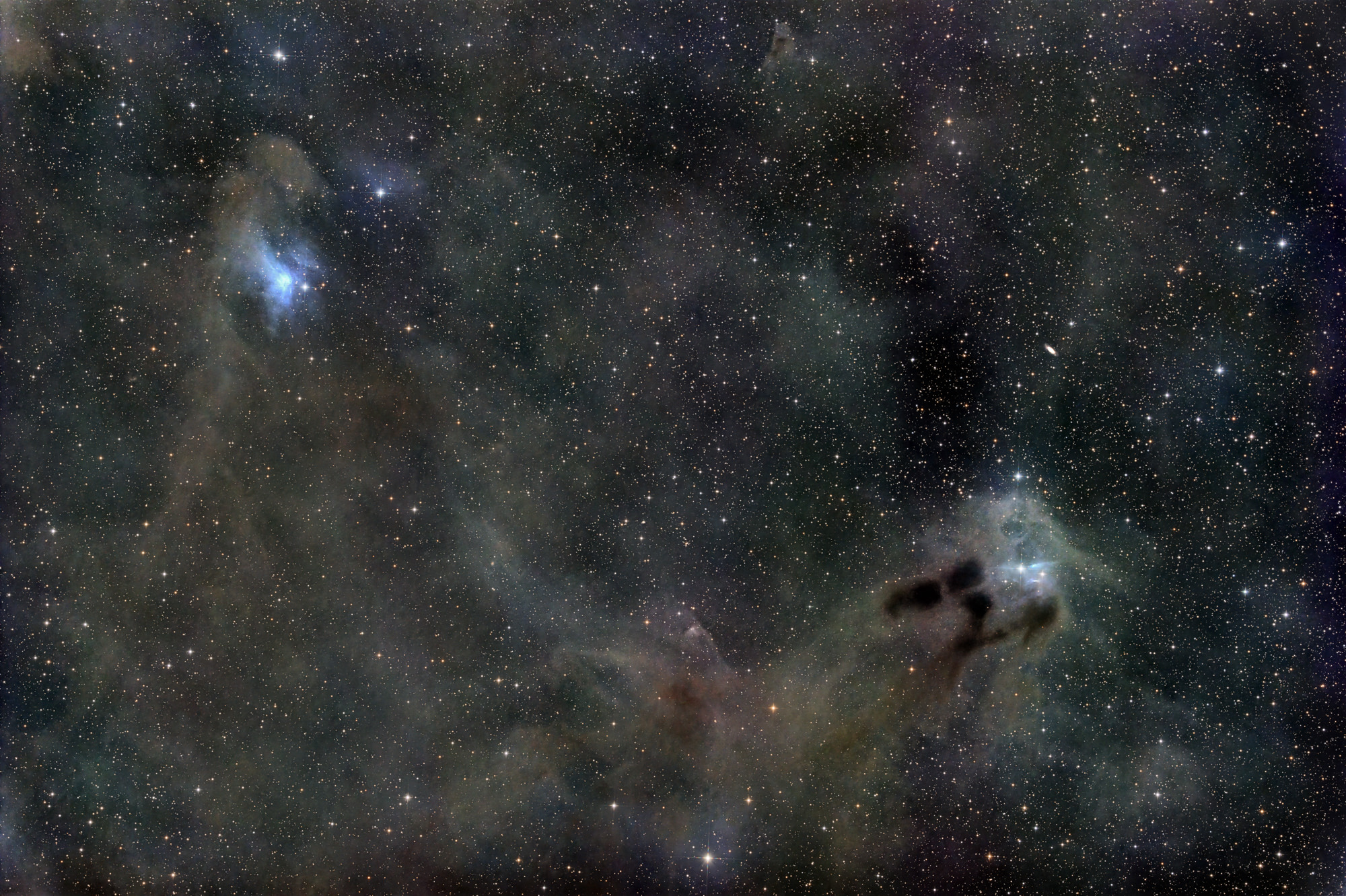 The blue reflection nebula VDB 29 at the top left is in the constellation Taurus. The reflection nebula VDB 31 and the teardrop-shaped dark nebulae Barnard 26, 27 and 28 at the bottom right are already in the constellation Auriga.